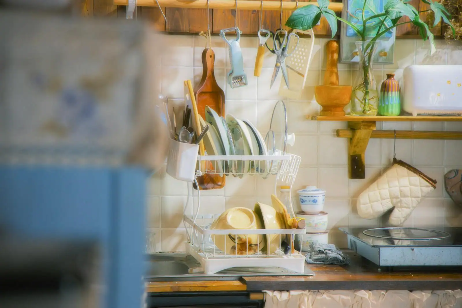 Robot pâtissier KitchenAid posé sur un plan de travail avec ses accessoires de mélange