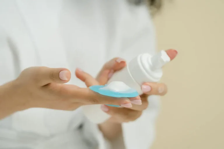 Brosse nettoyante visage : ce qu&rsquo;elle change vraiment et comment bien l&rsquo;utiliser
