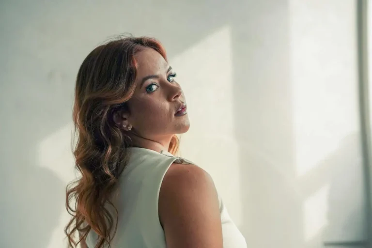 Coupe mi-longue femme : trouver la version qui te va vraiment