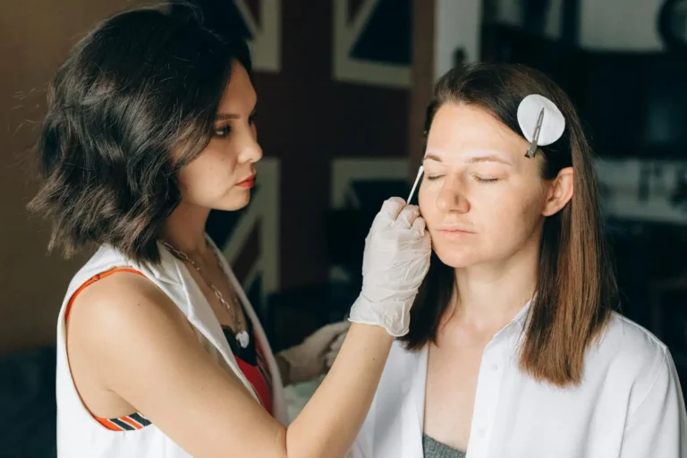 Maquillage permanent : ce qu&rsquo;il fait vraiment, ce qu&rsquo;il coûte, comment bien choisir