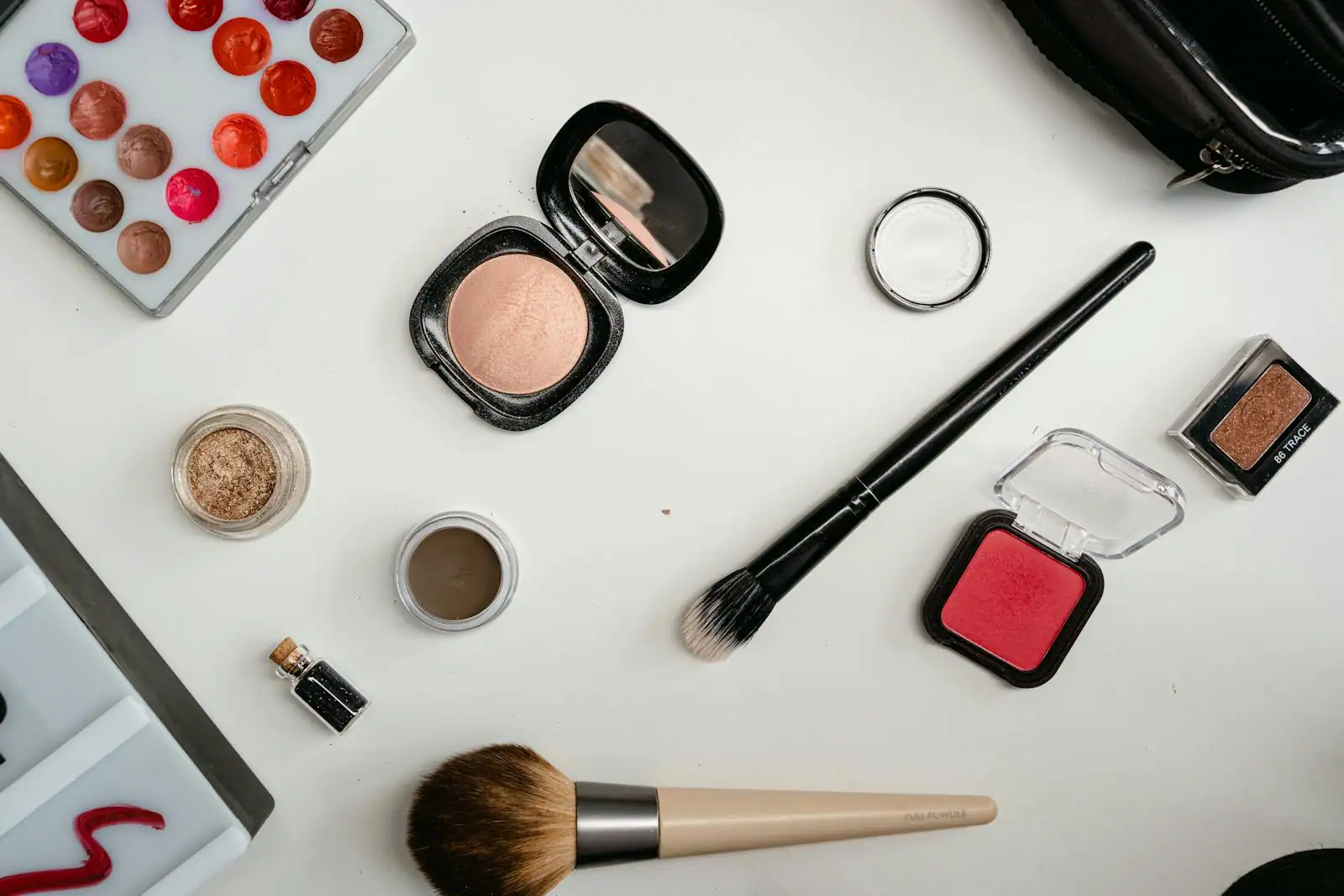 Trousse maquillage Sephora ouverte sur une coiffeuse, pinceaux et palette neutre en lumière douce