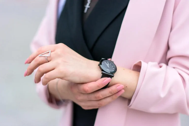 Montre femme : la lire, la choisir, la porter en 2026