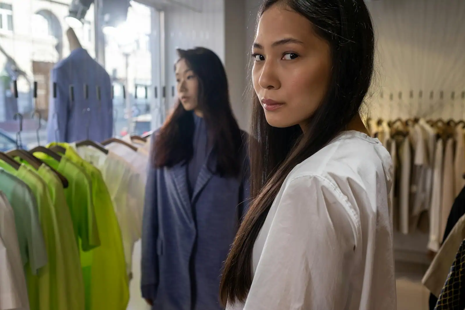 Intérieur soigné d'une boutique concept store avec sélection serrée de pièces mode et ambiance lumineuse minimaliste