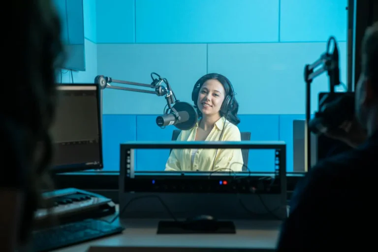 Passion radio : pourquoi le média séduit toujours et comment s&rsquo;y mettre