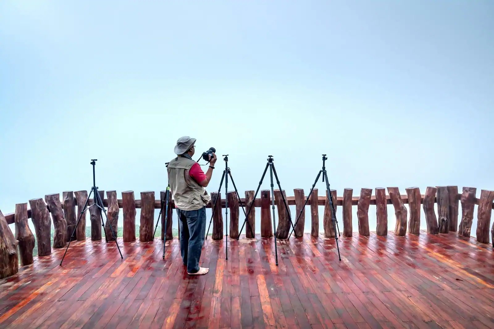 Caméra de tournage de documentaire posée face à un paysage de voyage
