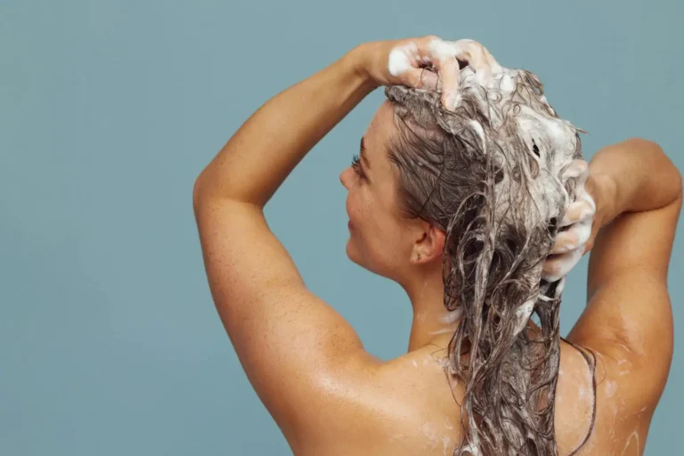 Shampoing cheveux gras : choisir l&rsquo;actif, soigner le geste, espacer en douceur