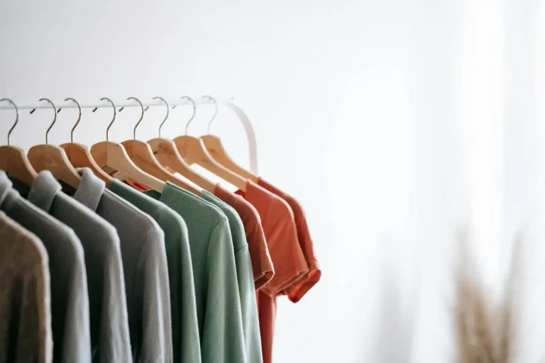 Vêtements chic femme : ce qui fait vraiment la différence, et comment construire son vestiaire