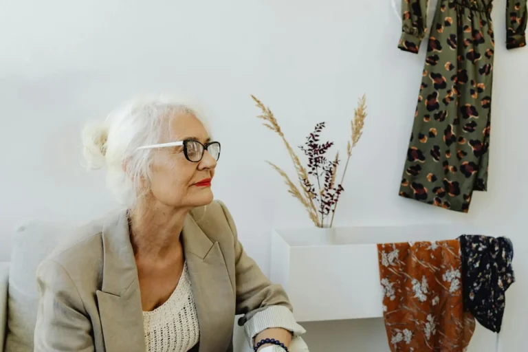 Cheveux blancs : pourquoi ils apparaissent et comment les vivre