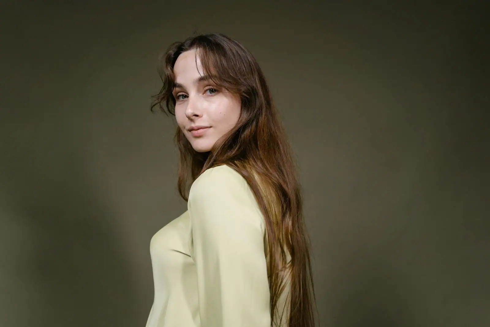 Femme élégante aux longs cheveux bruns brillants et soyeux