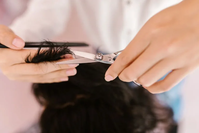 Comment couper ses cheveux soi-même sans les rater