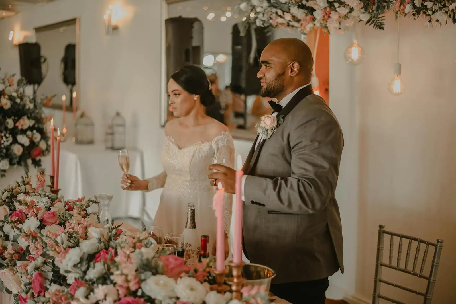 Un couple en tenue de soirée, une coupe à la main, lors d'une réception habillée