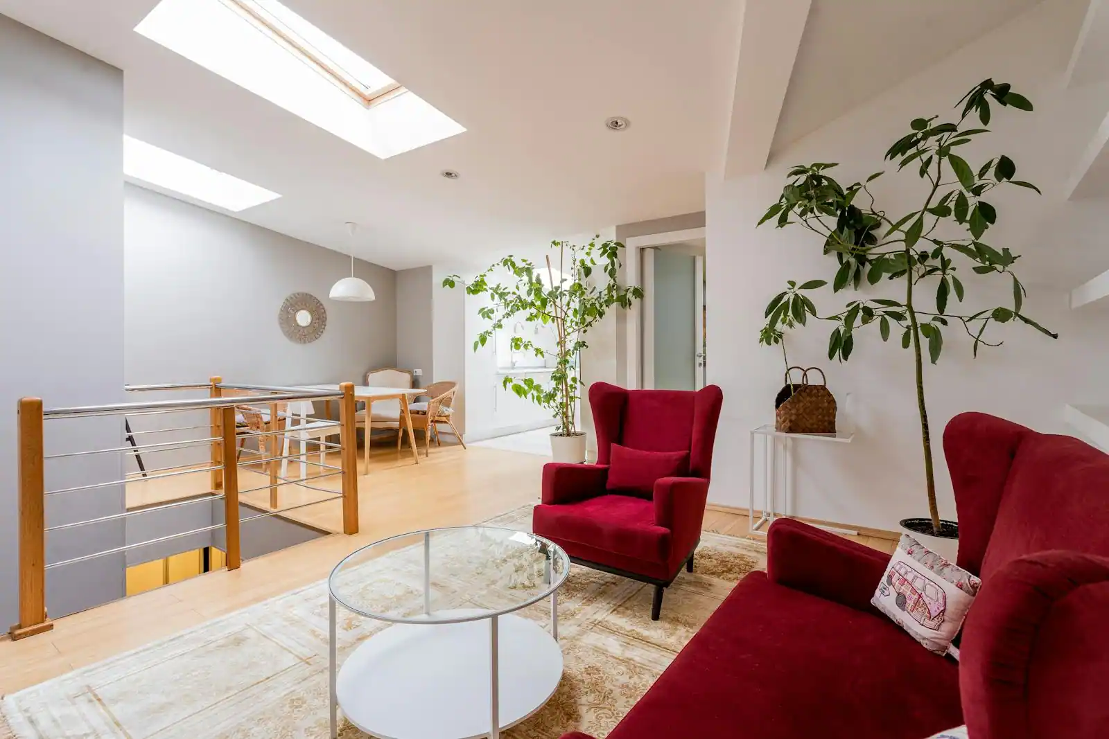 Un intérieur lumineux et épuré, baigné de lumière naturelle, avec des plantes vertes