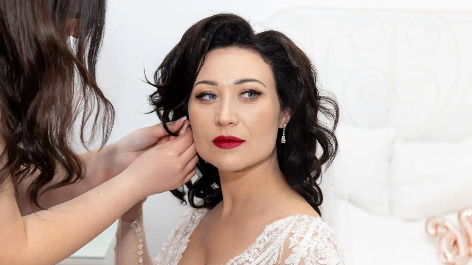 Mariée se faisant maquiller et préparer le matin de son mariage