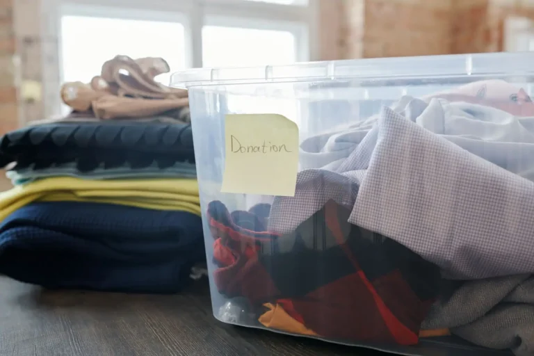 Où jeter ses vêtements abîmés ? Le guide pour bien trier