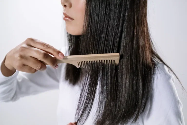 Soin cheveux secs : comprendre et nourrir une fibre qui tire
