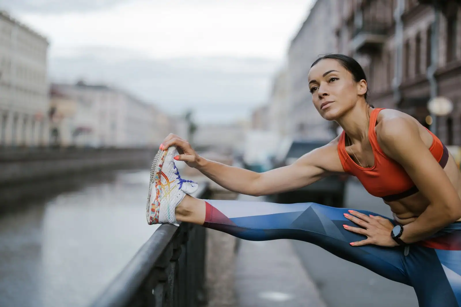 Femme en tenue de sport, brassière et legging, prête pour une séance d'entraînement
