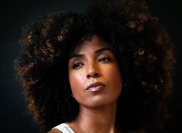 Cheveux crépus : comprendre leur nature pour bien les entretenir