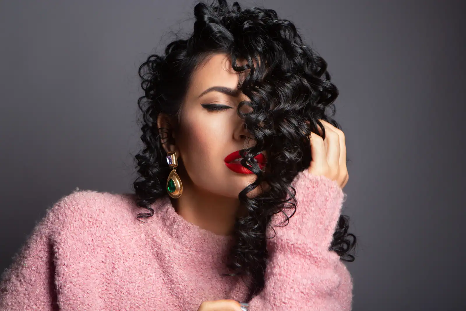 Femme aux cheveux noirs épais et bouclés, chevelure dense et volumineuse mise en avant