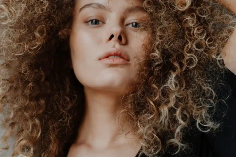 Cheveux « hrach » : comprendre le mot, aimer et soigner sa texture
