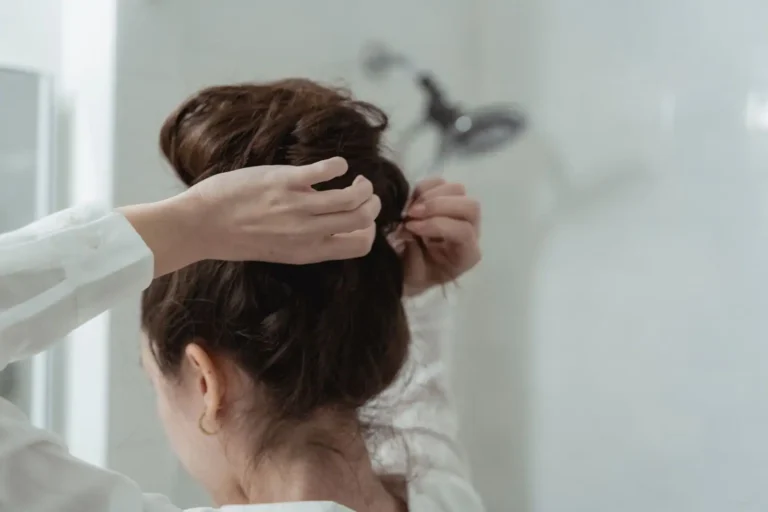 Cheveux plaqués : la méthode pour un rendu net qui tient, sans abîmer