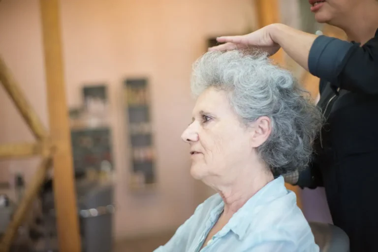 Cheveux poivre et sel : les assumer, les entretenir, les sublimer