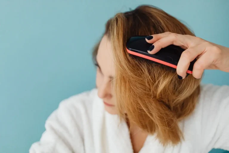 Cheveux sales : pourquoi ça graisse vite et comment y remédier