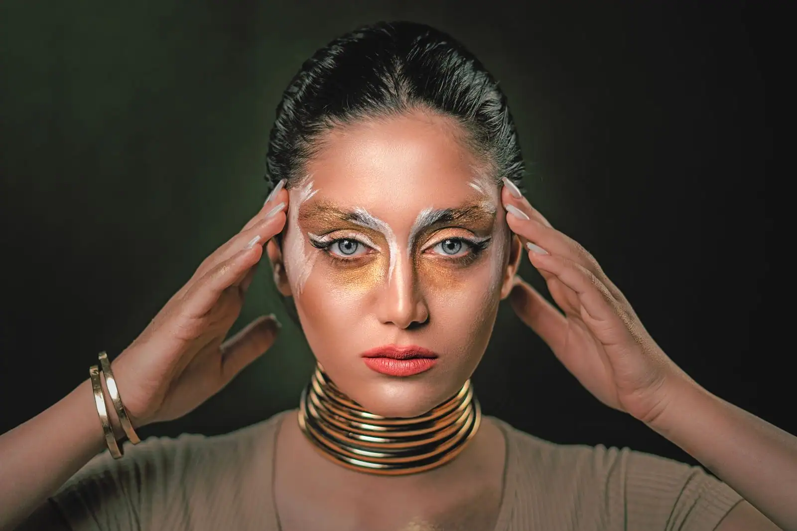 Maquillage artistique léopard aux taches fauves et brunes sur le visage