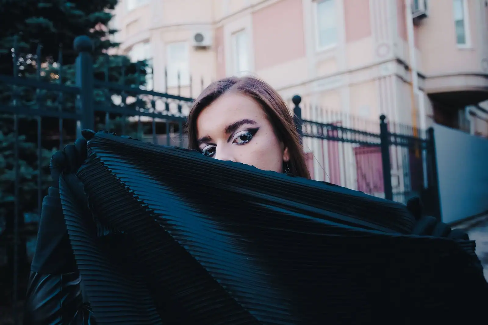 Femme au regard charbonneux avec un smoky eye noir intense, maquillage rock