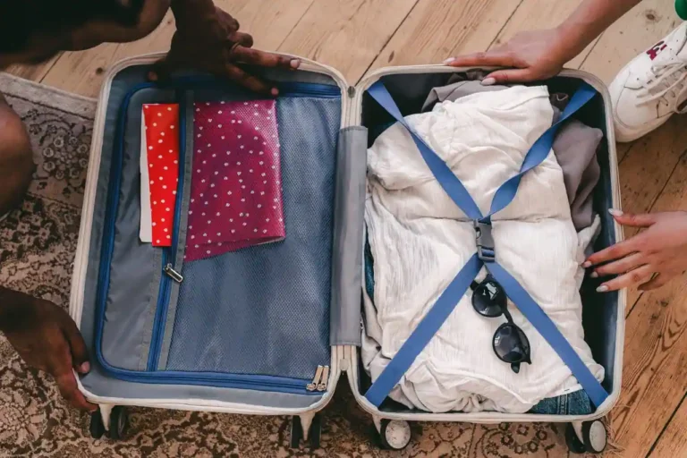 Plier ses vêtements dans une valise sans les froisser : la méthode