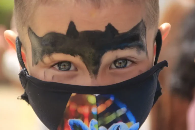 Maquillage de Batman : recréer le masque, du plus simple au cosplay