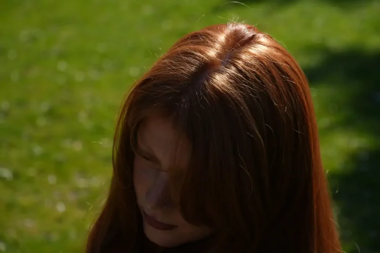Cheveux auburn naturel : révéler sa base ou poser une couleur crédible