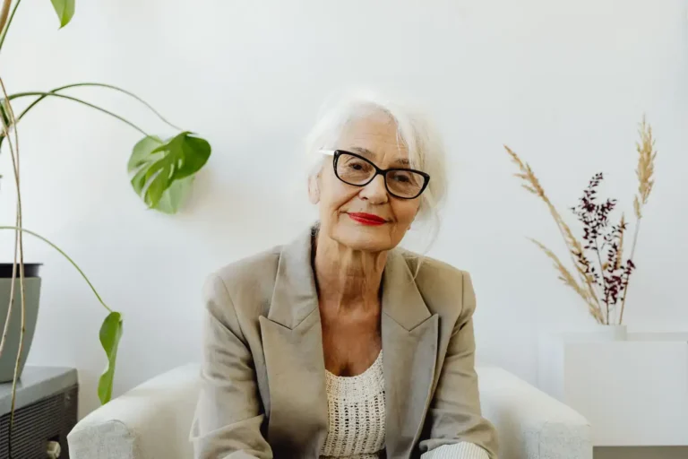 Cheveux blancs chez la femme : ce que ça change au visage