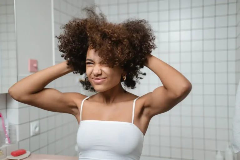 Cheveux qui gonflent : pourquoi, et comment les contenir
