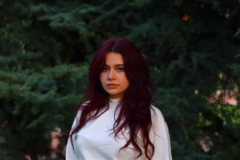 Cheveux rouge foncé : choisir sa nuance et savoir ce qu&rsquo;on verra