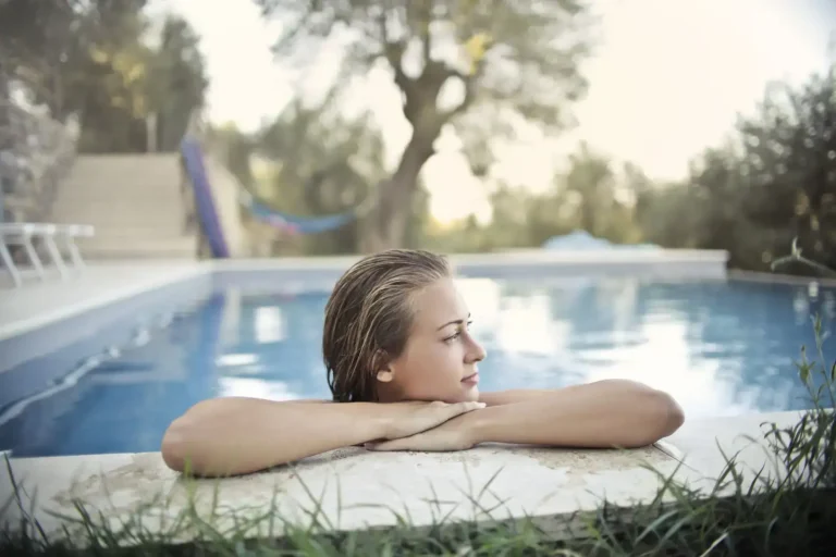 Cheveux verts après la piscine : d&rsquo;où ça vient, comment s&rsquo;en sortir