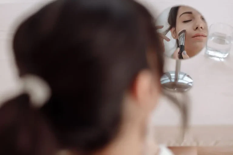 Comment appliquer son fond de teint : l&rsquo;endroit avant l&rsquo;outil