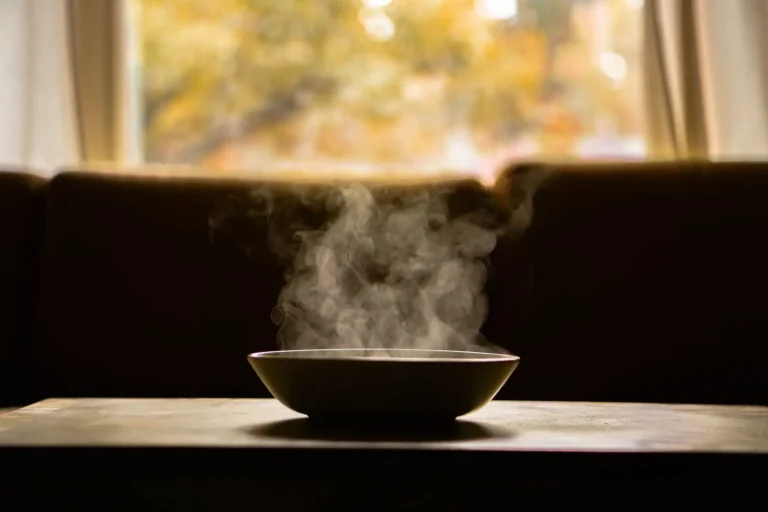 Comme un cheveu sur la soupe : sens, origine et bon usage