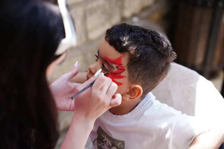 Maquillage Iron Man : la méthode pour un casque net