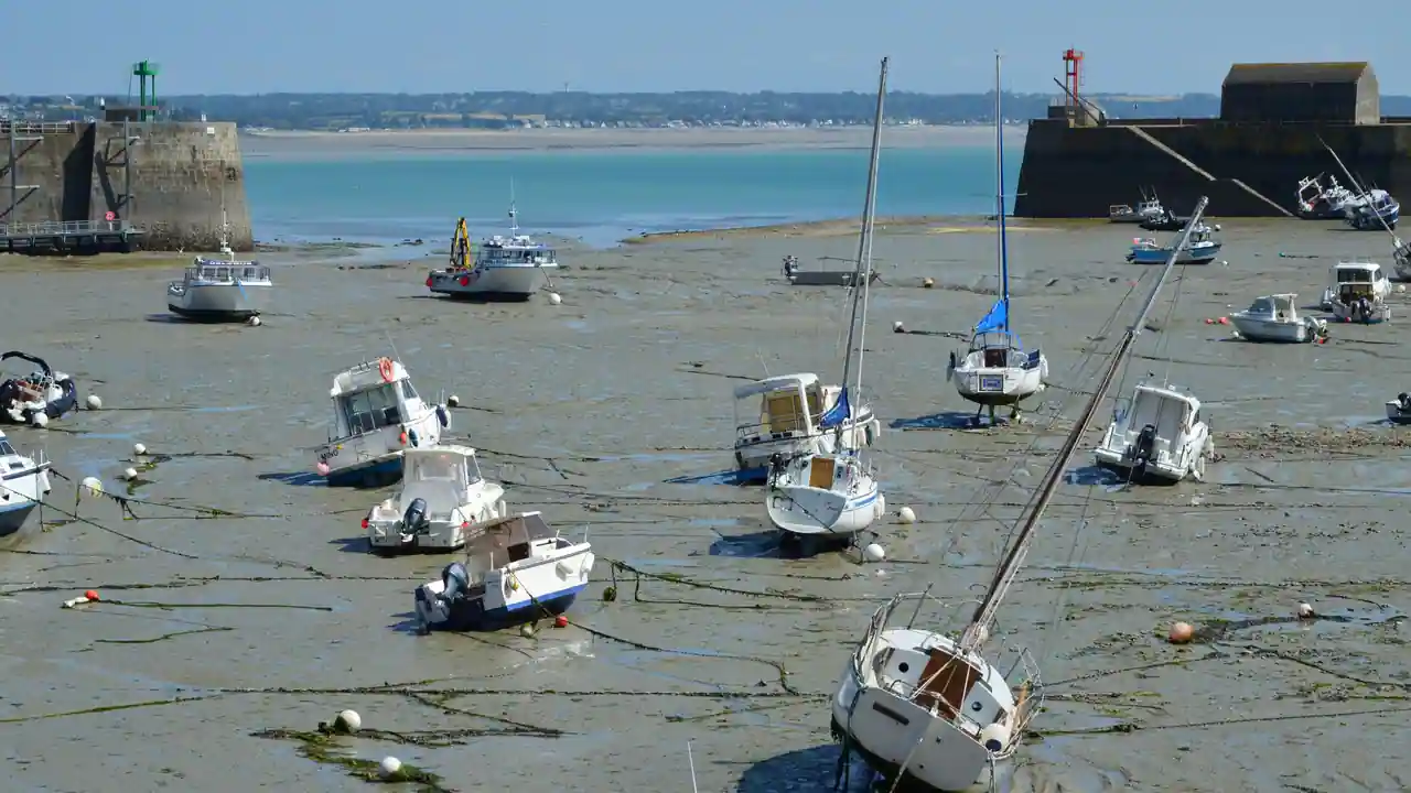 Bateaux échoués sur l'estran du port de Granville à marée basse, dans la Manche
