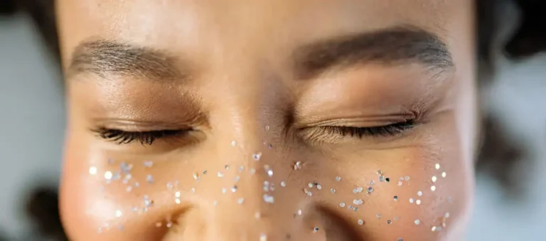 Maquillage de fée : la lumière d&rsquo;abord, les paillettes ensuite