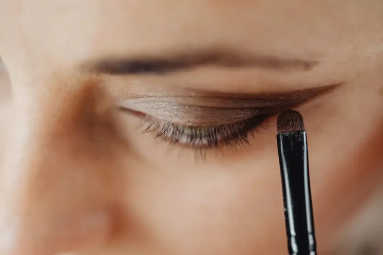 Tuto maquillage des yeux : les gestes avant les teintes